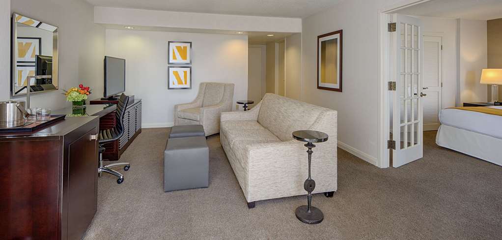 Фото DoubleTree by Hilton Hotel Houston - Greenway Plaza