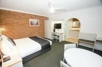 Гостиница Hamilton's Henry Parkes Motor Inn, Parkes в Парксе