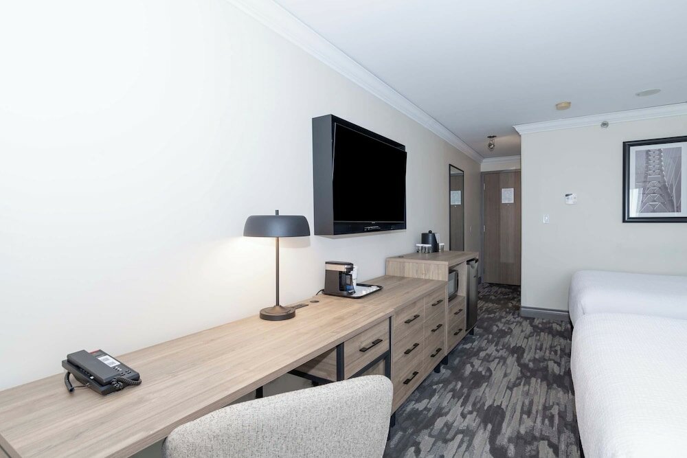 Фото Sandman Signature Toronto Airport Hotel