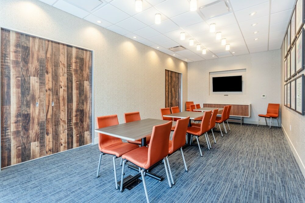 Фото Holiday Inn Express & Suites Springfield North, an Ihg Hotel