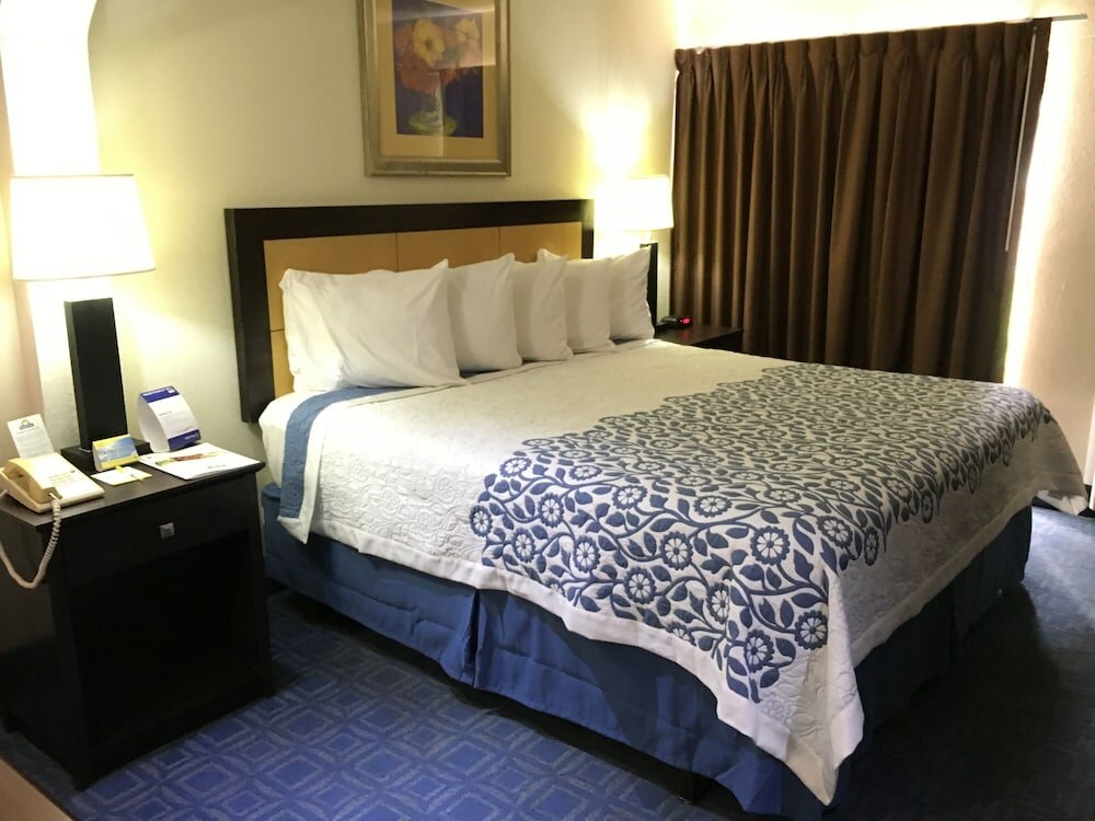 Фото Days Inn & Suites by Wyndham Tampa near Ybor City