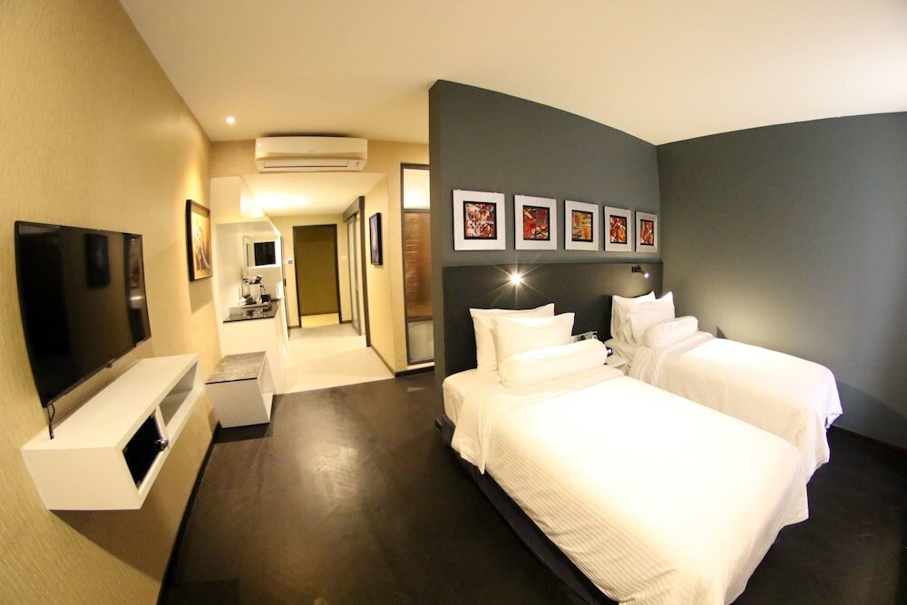 Фото Bedrock Hotel