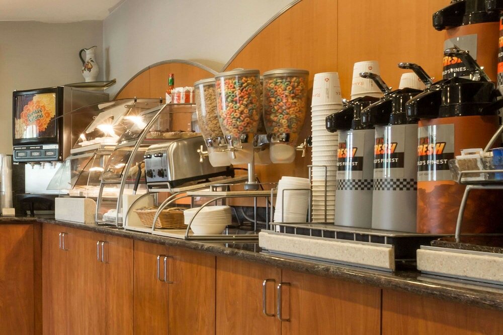 Фото Ramada by Wyndham Portland