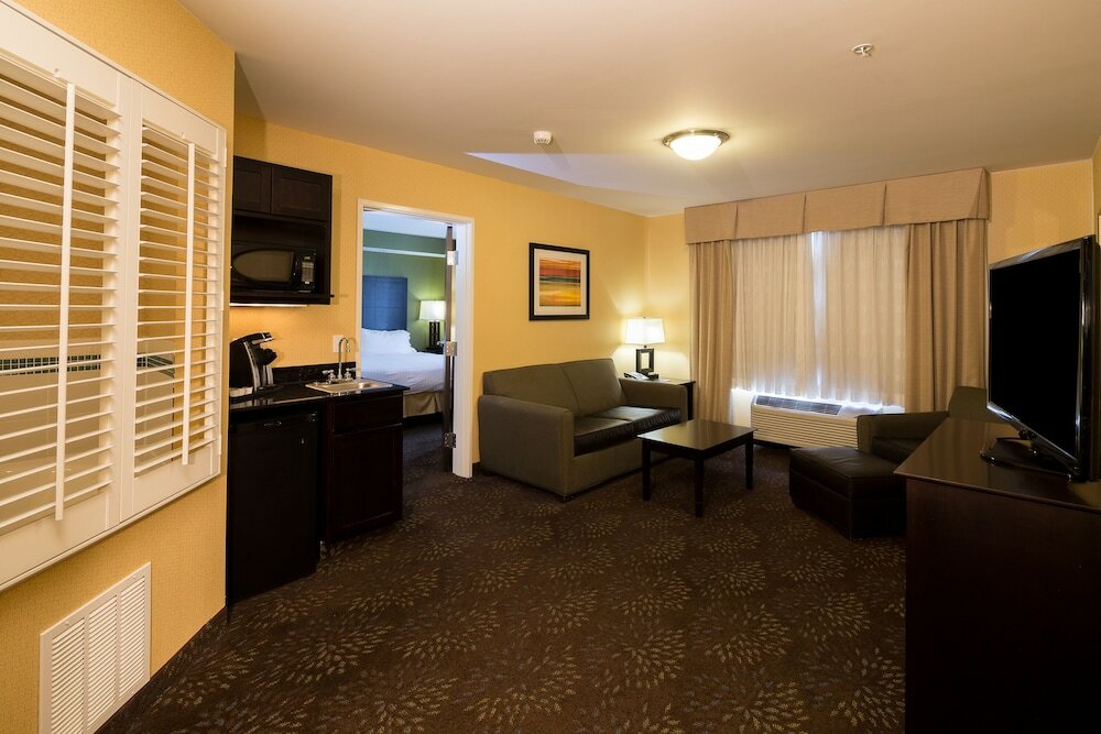 Фото Holiday Inn Express & Suites Detroit North - Troy, an Ihg Hotel