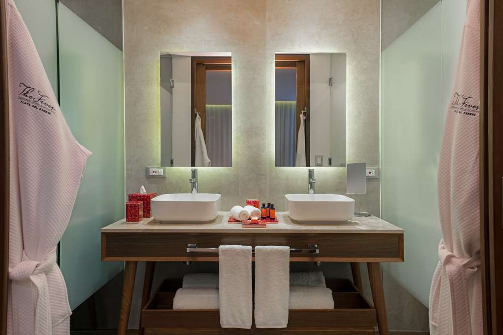 Фото Апартаменты The Fives Downtown Hotel & Residences, Curio Collection by Hilton