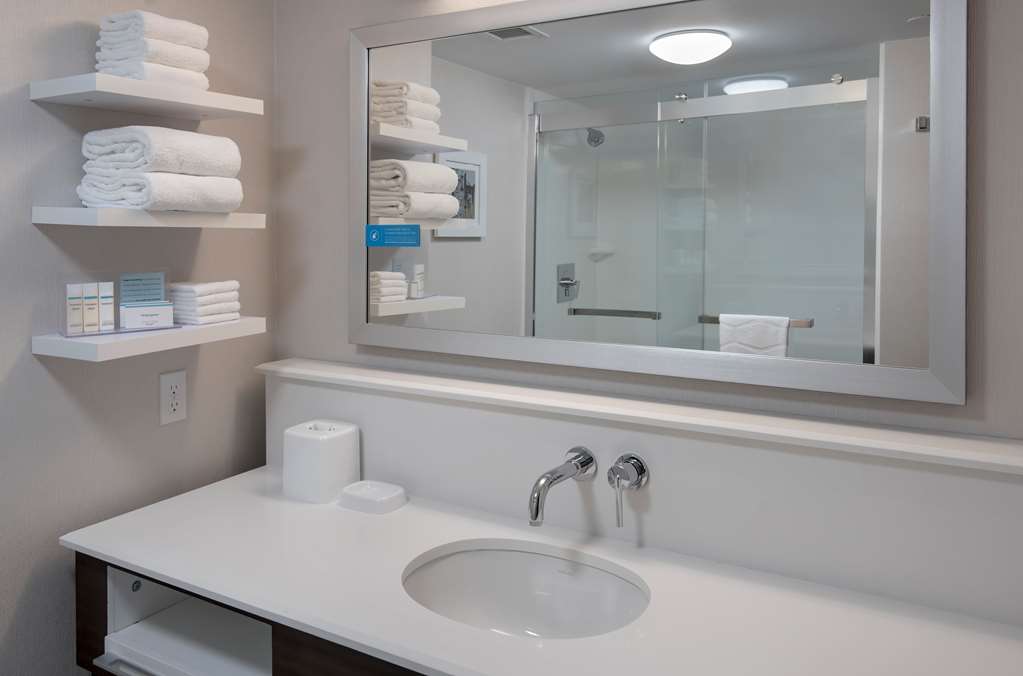 Фото Hampton Inn Boston - Logan Airport