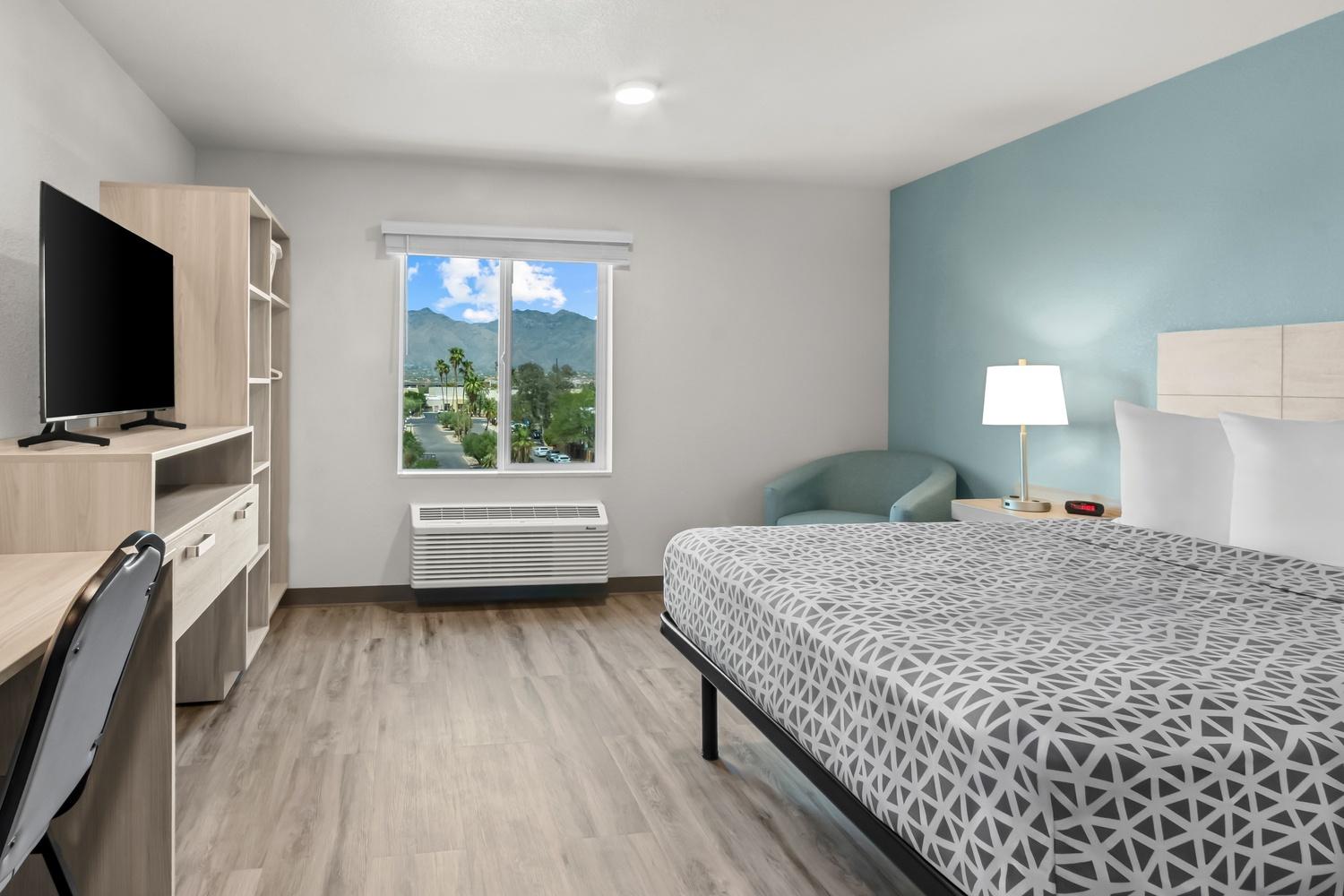 Фото WoodSpring Suites Linden