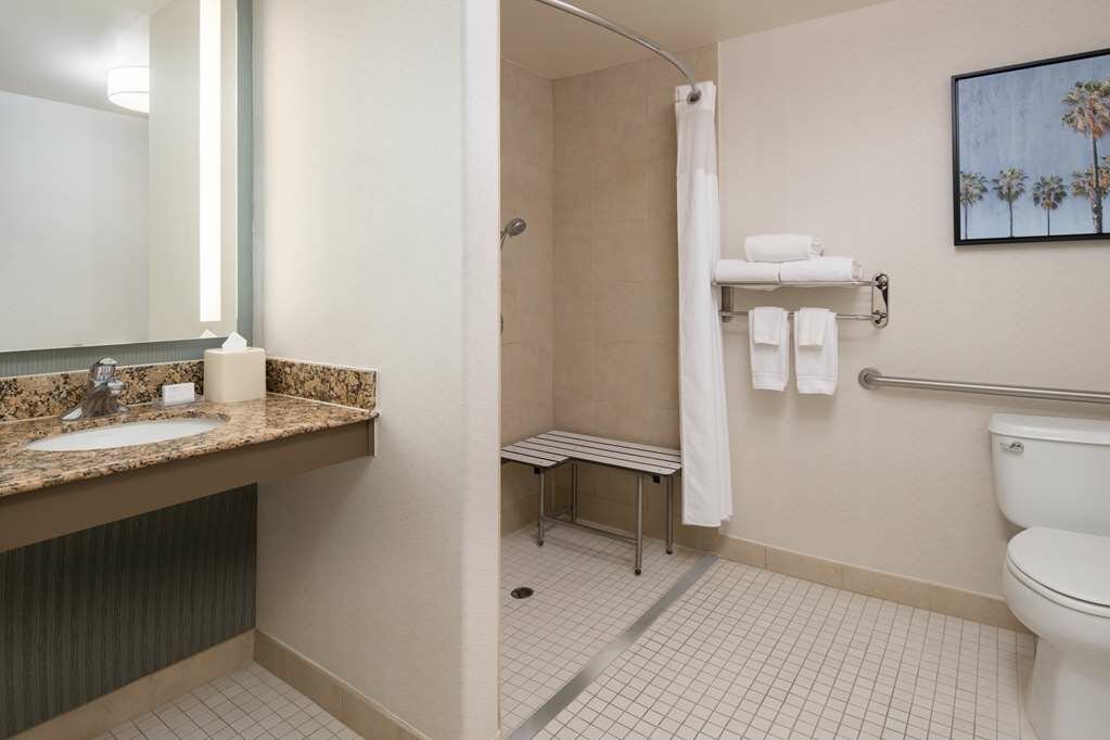 Фото Hilton Garden Inn Fontana