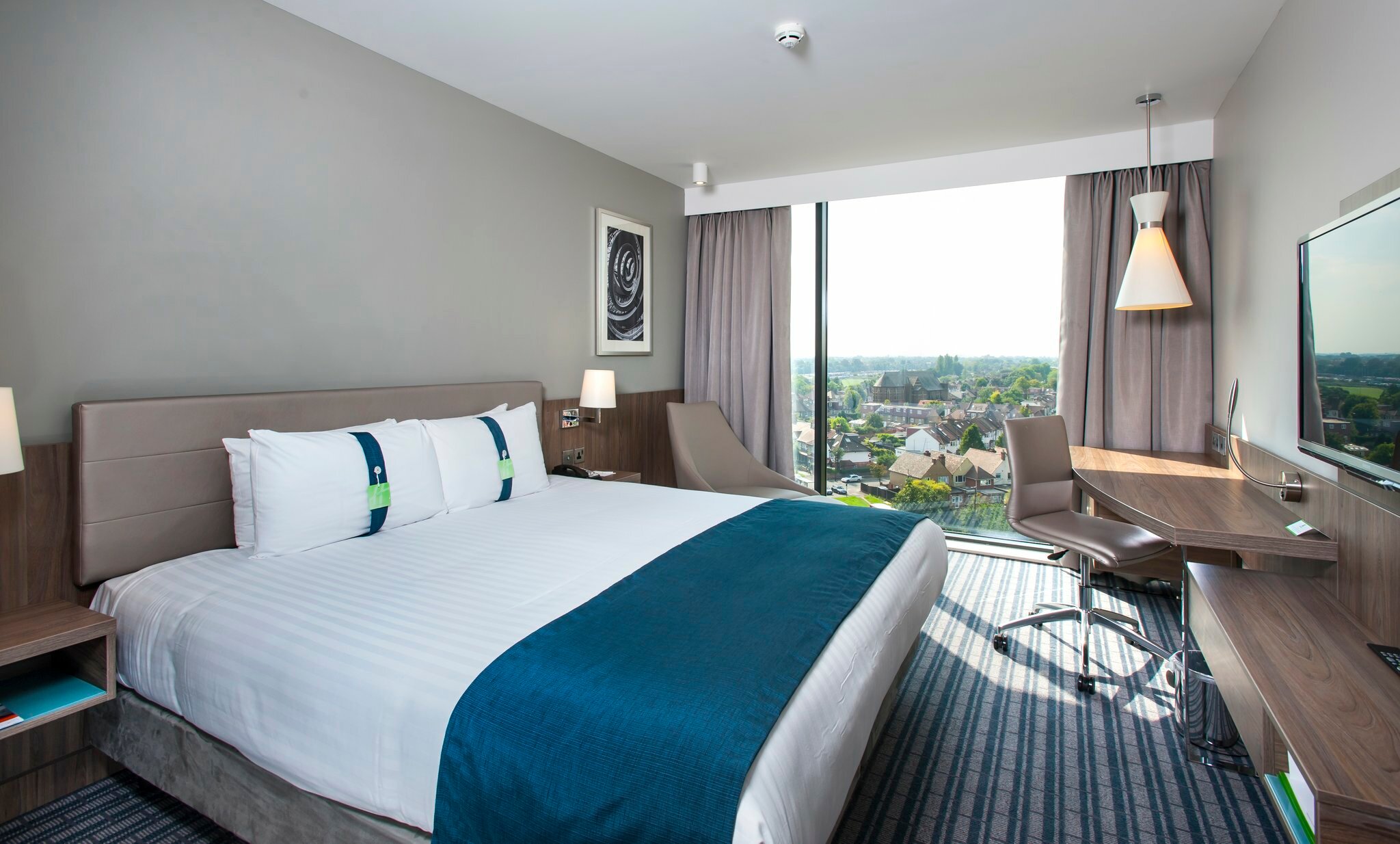 Фото Holiday Inn London - West, an Ihg Hotel