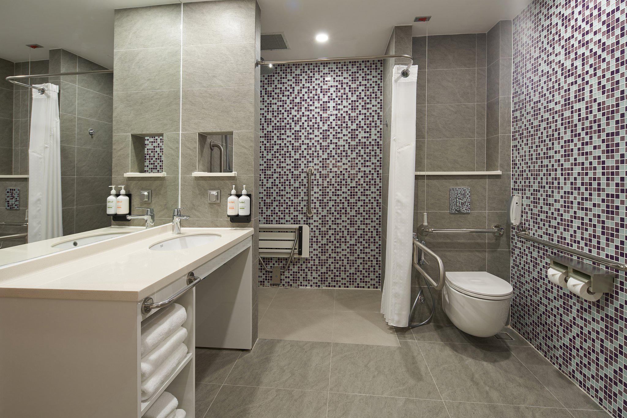 Фото Holiday Inn & Suites Saigon Airport