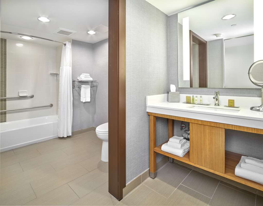 Фото DoubleTree by Hilton Edmonton Downtown