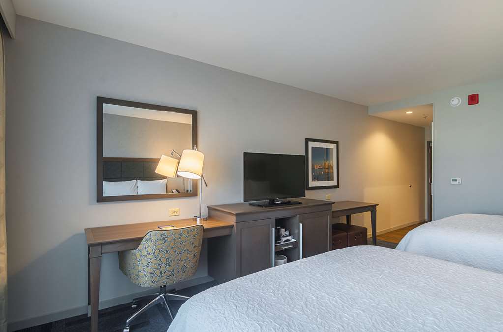 Фото Hampton Inn Chicago North Loyola Station
