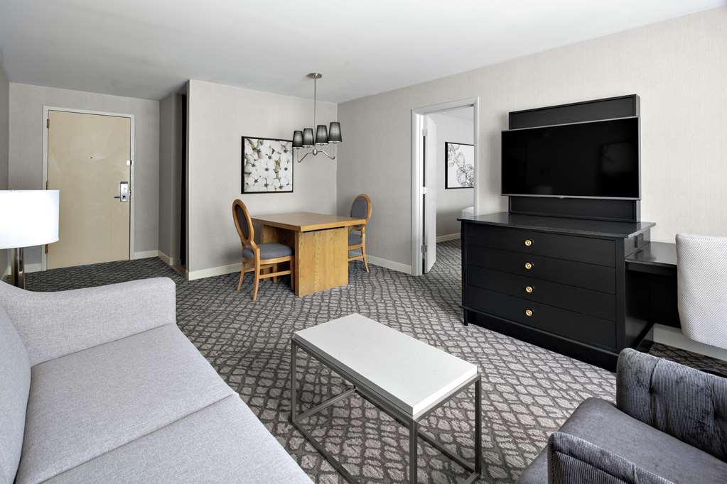 Фото DoubleTree Suites by Hilton Hotel Charlotte - SouthPark