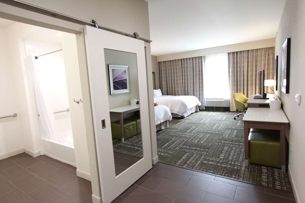 Фото Hampton Inn & Suites Dallas Market Center