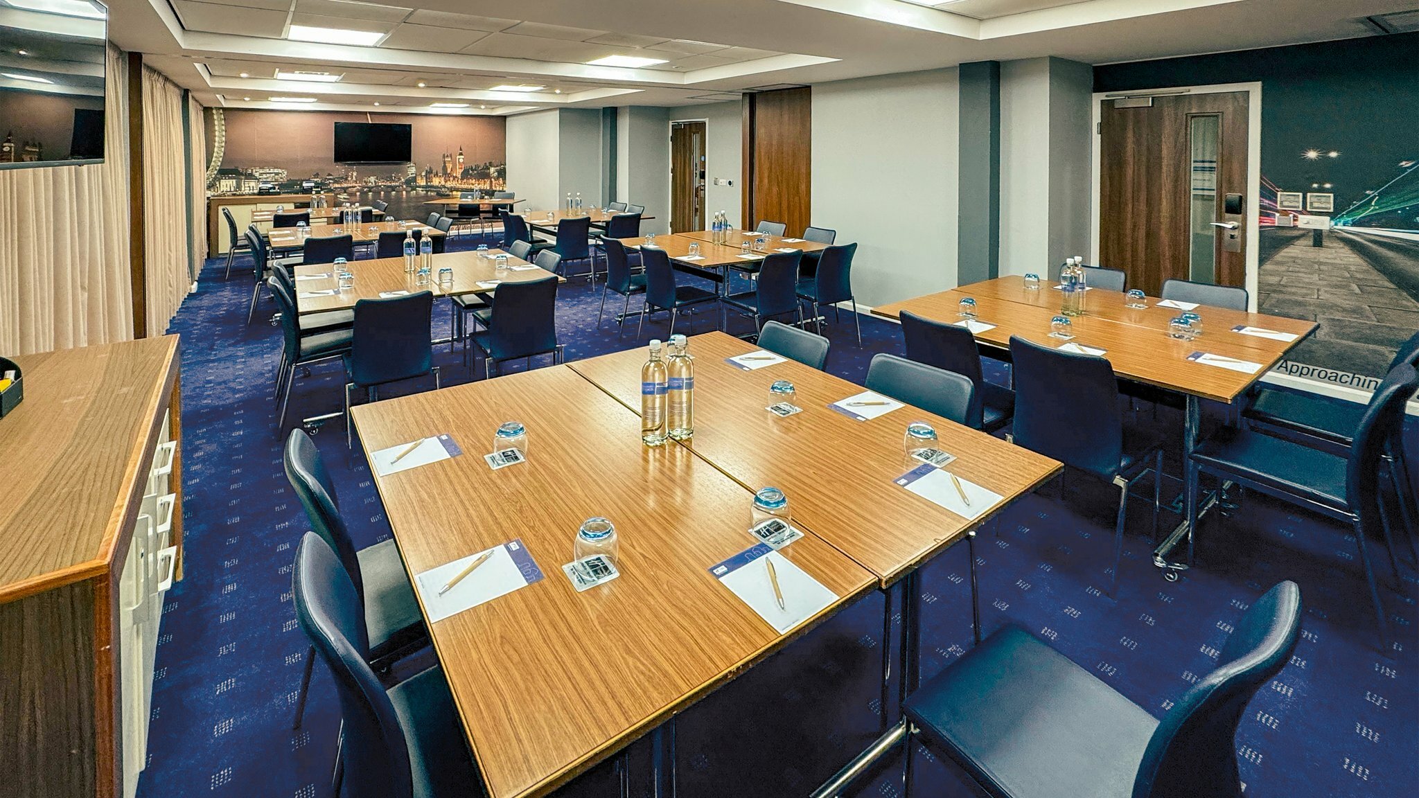 Фото Holiday Inn Express London - Stratford, an Ihg Hotel