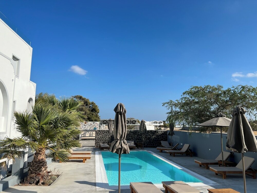 Фото White Lily - Adults Only 16 plus