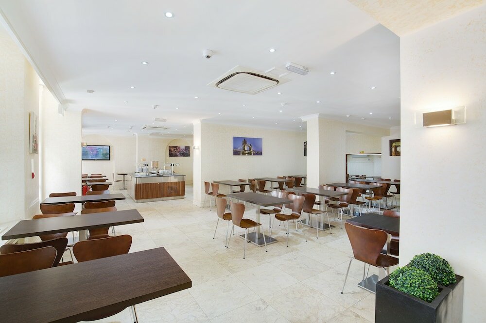 Фото Queens Park Hotel