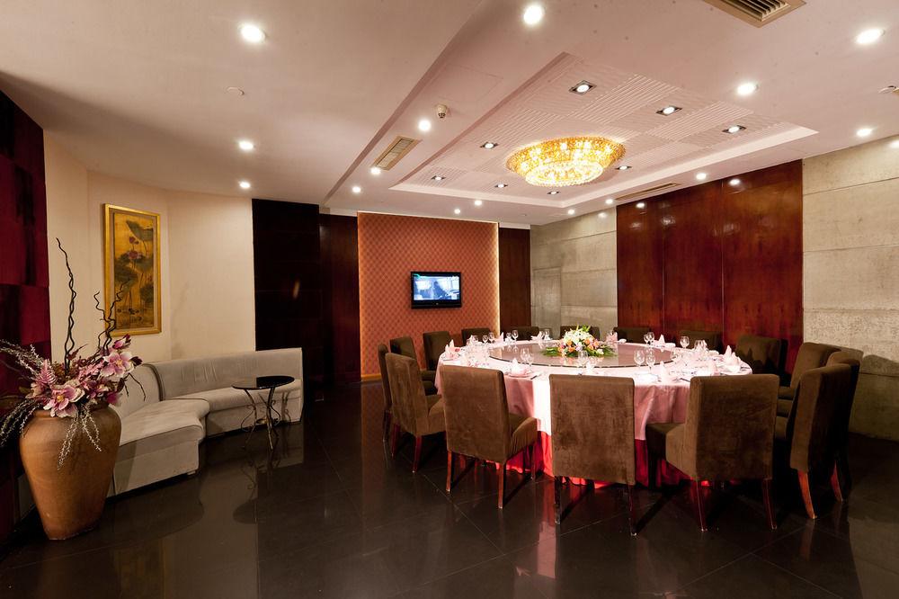 Фото Oriental Deluxe Hotel