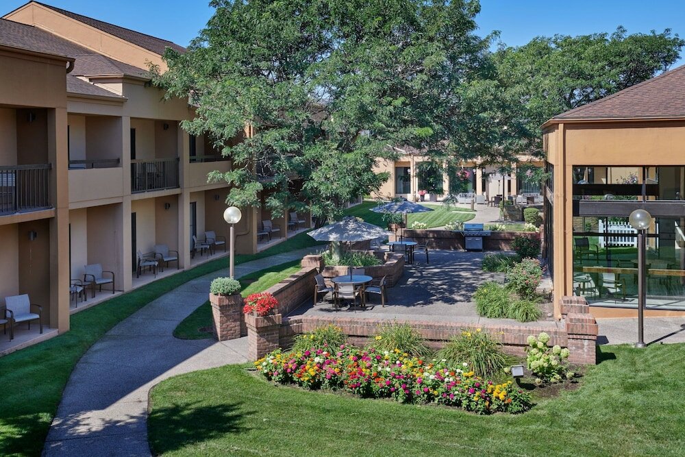 Фото Courtyard by Marriott Detroit Dearborn