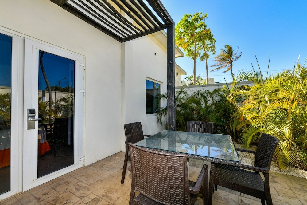 Фото Talk of the Town Hotel and Beach Club