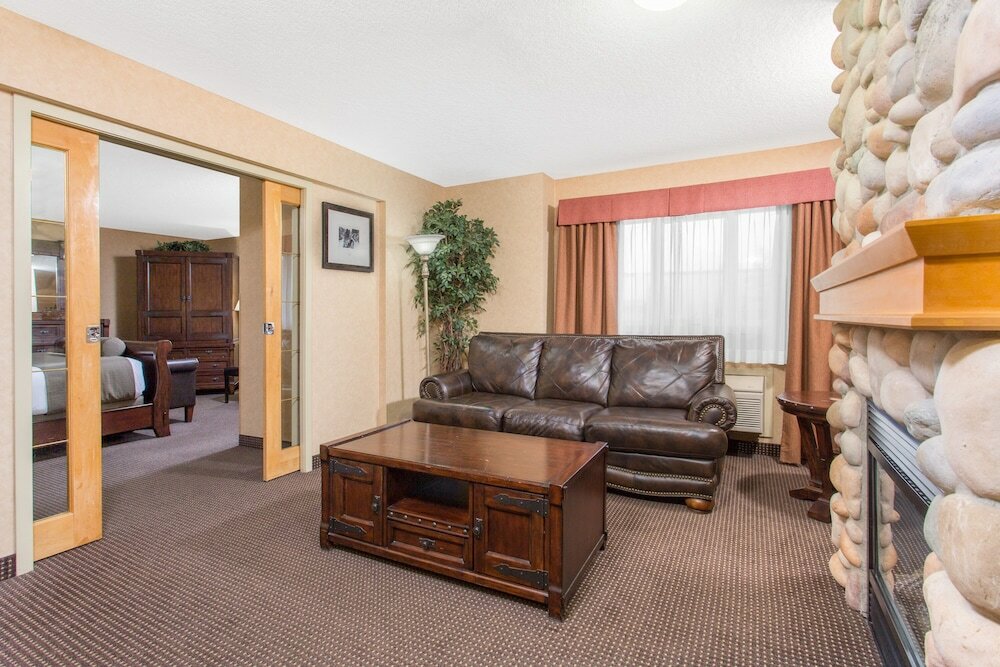 Фото Canmore Inn & Suites