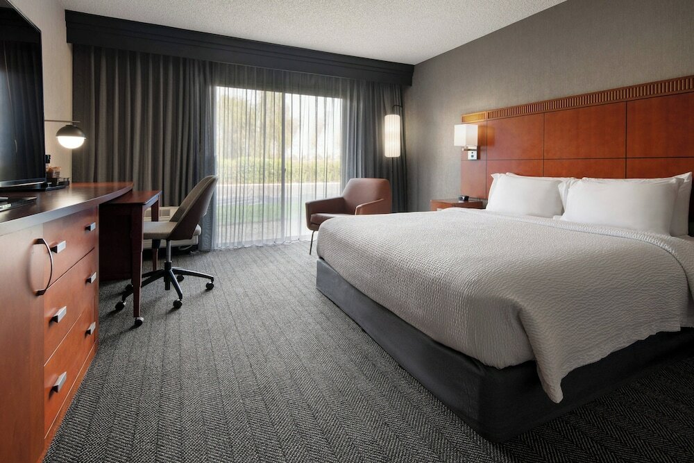Фото Courtyard by Marriott Fresno