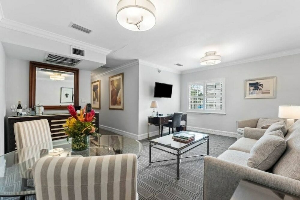 Фото The Pillars Hotel & Club