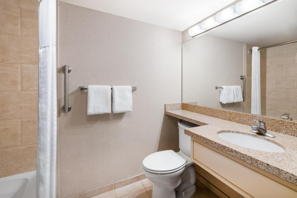 Фото Silver Cloud Hotel Bellevue Eastgate
