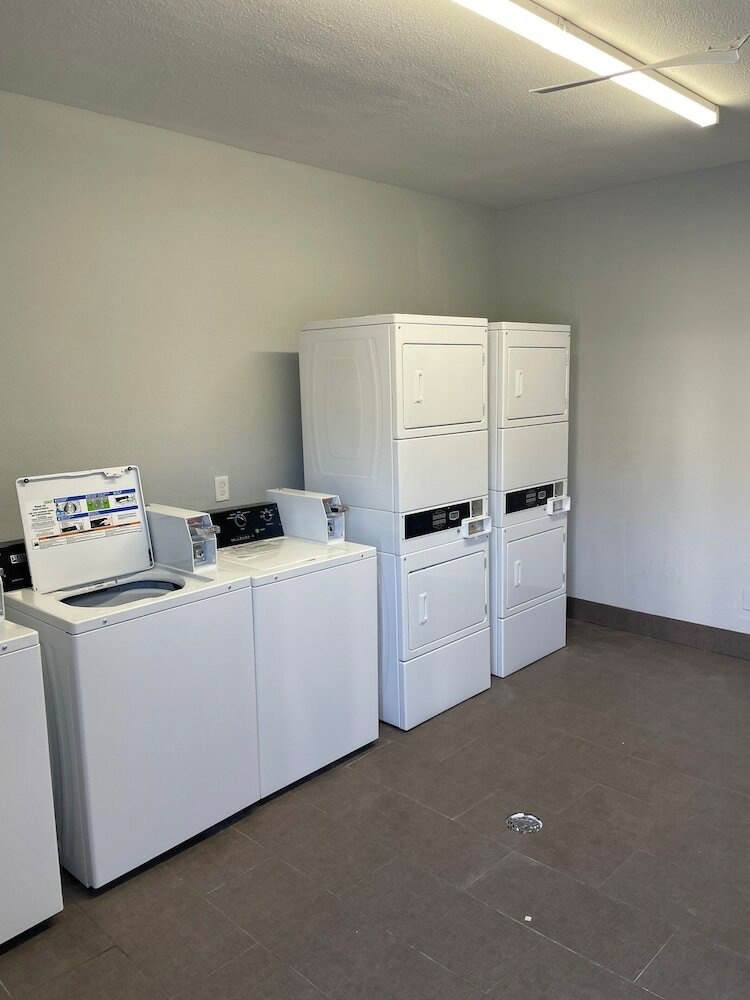 Фото HomeTowne Studios by Red Roof San Antonio E - Near At&t Center