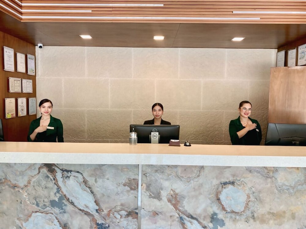 Фото Castle Peak Hotel