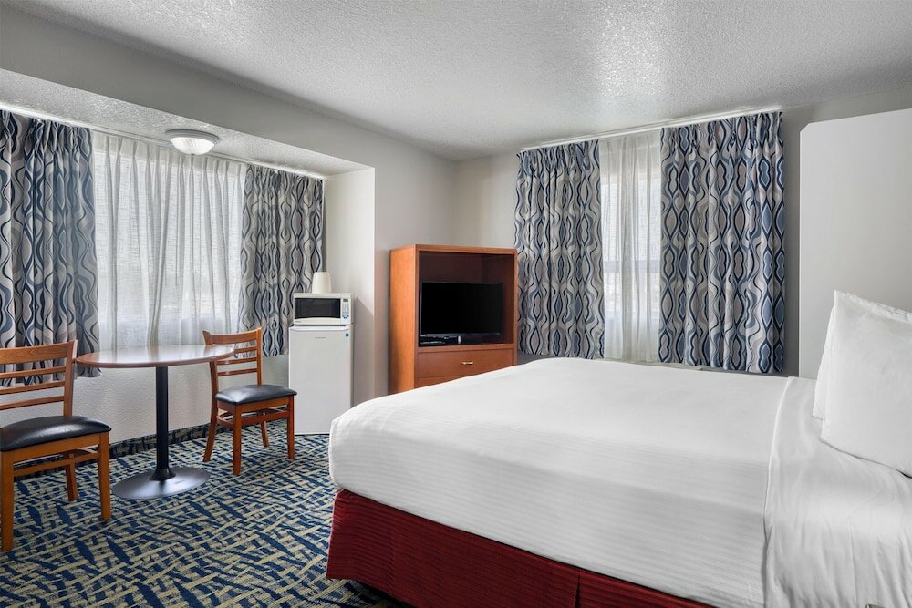 Фото SureStay Plus Hotel by Best Western Lethbridge