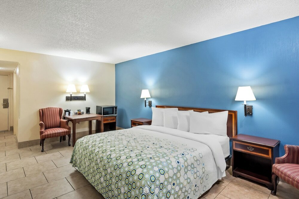 Фото Bonanza Inn & Suites