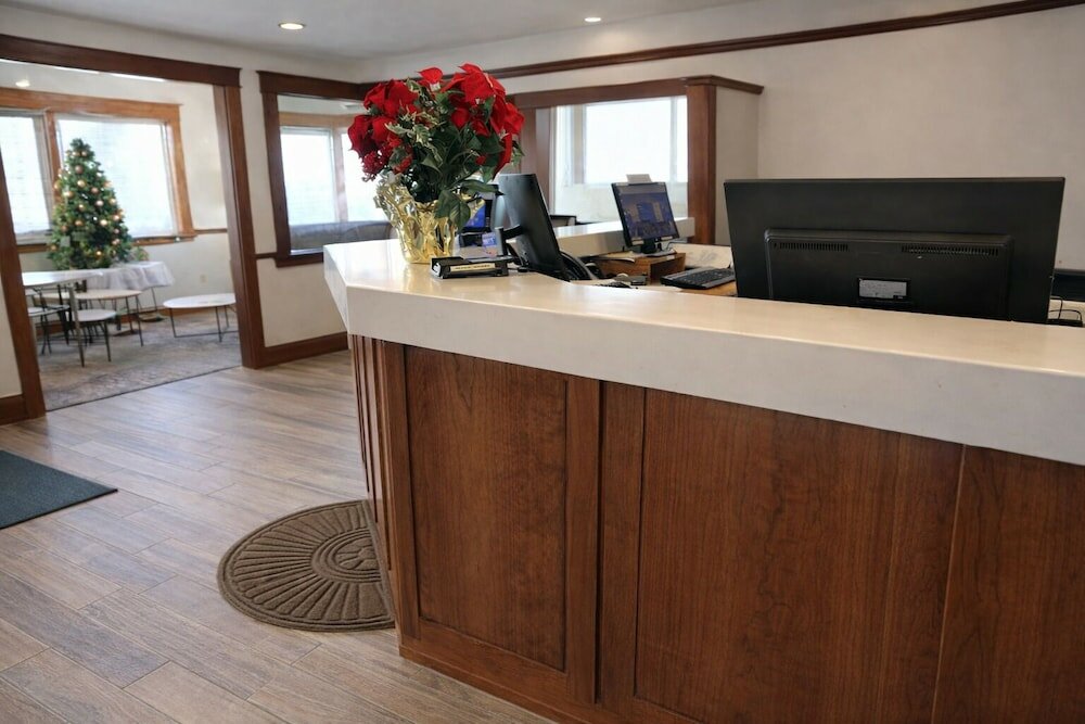 Фото Fireside Inn & Suites