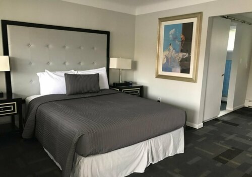Гостиница Hotel Royal Oak в Медисон Хайтс