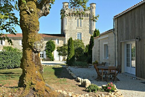 Гостиница Aux 4 cornes - Chambres d'hôtes в Фонтене-ле-Конте