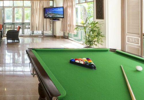 Гостиница Amora Beach Resort Phuket на пляже Сурин