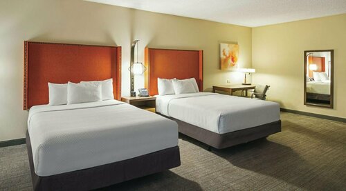 Гостиница La Quinta Inn & Suites by Wyndham Orange County Airport в Санта-Ане