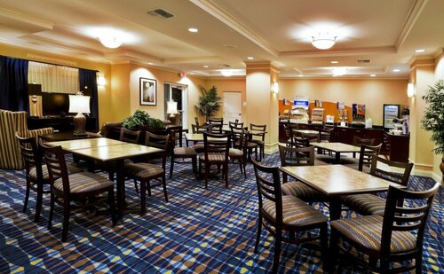 Гостиница Holiday Inn Express & Suites Fort Pierce West в Форт Пирсе