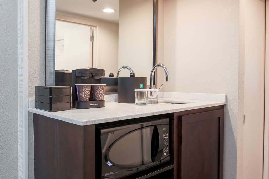 Фото Embassy Suites by Hilton Dallas Love Field