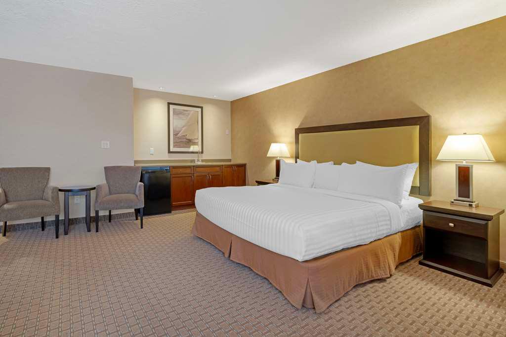 Фото Best Western Plus Emerald Isle Hotel