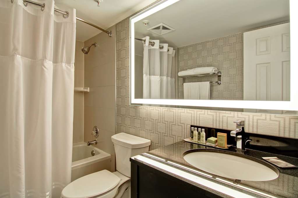 Фото DoubleTree by Hilton Hotel Toronto Downtown