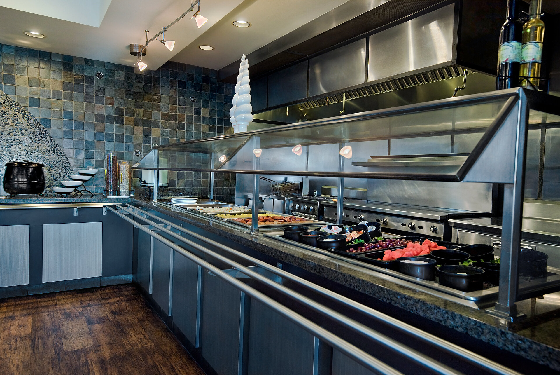 Фото Oxford Suites Silverdale