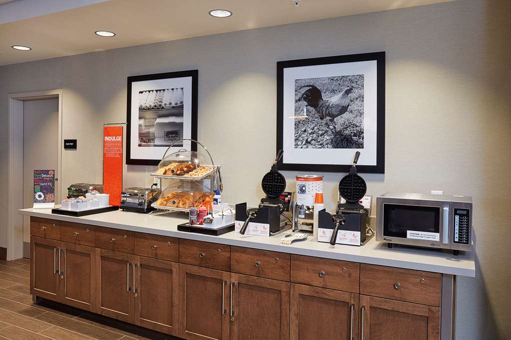 Фото Hampton Inn & Suites Sacramento at Csus