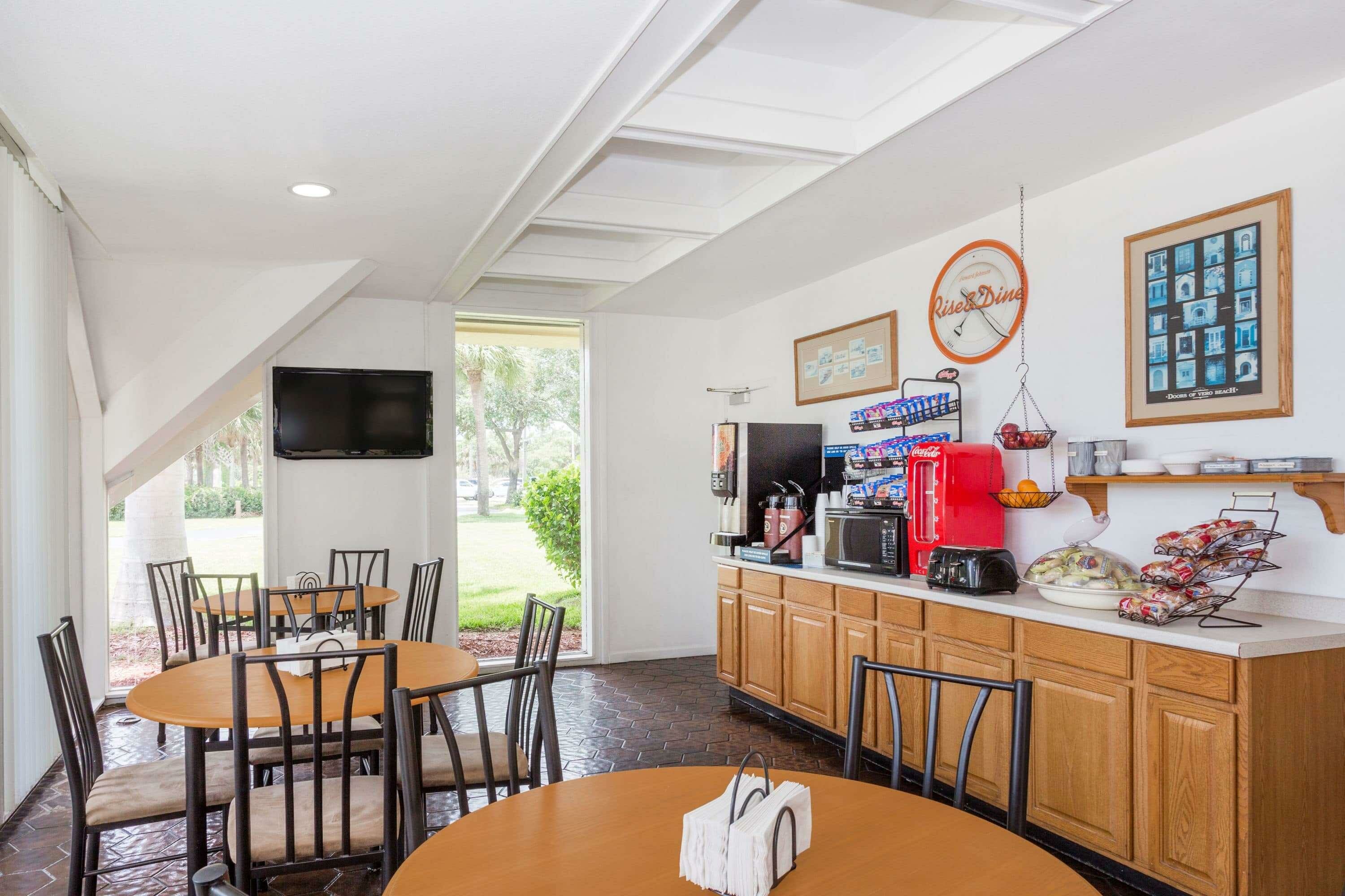 Фото Howard Johnson by Wyndham Vero Beach Downtown