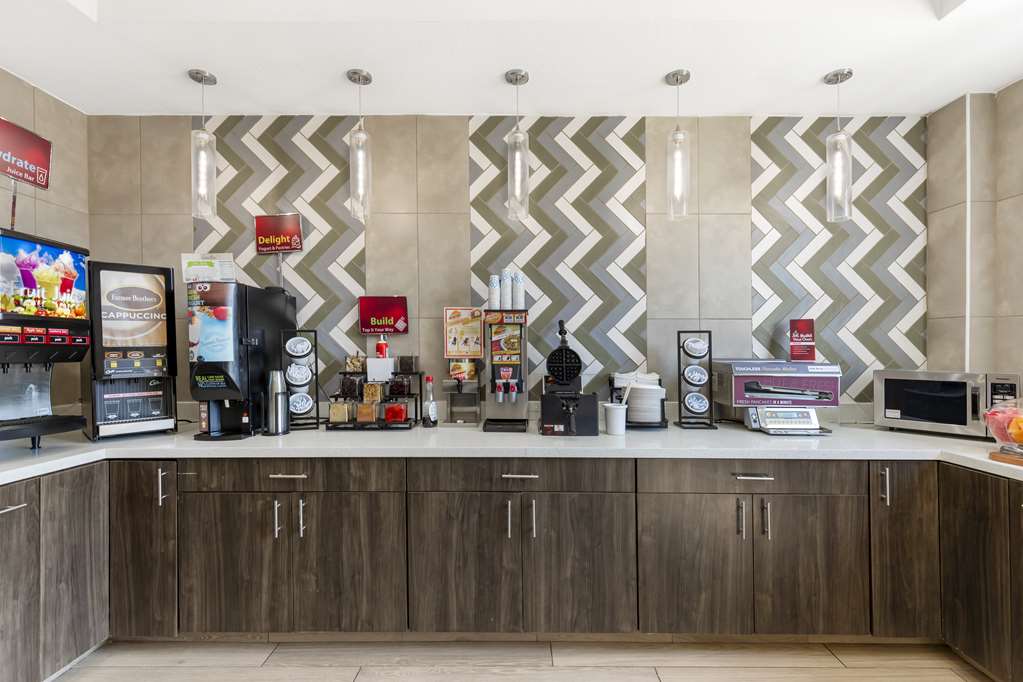 Фото Best Western Plus Des Moines West Inn & Suites