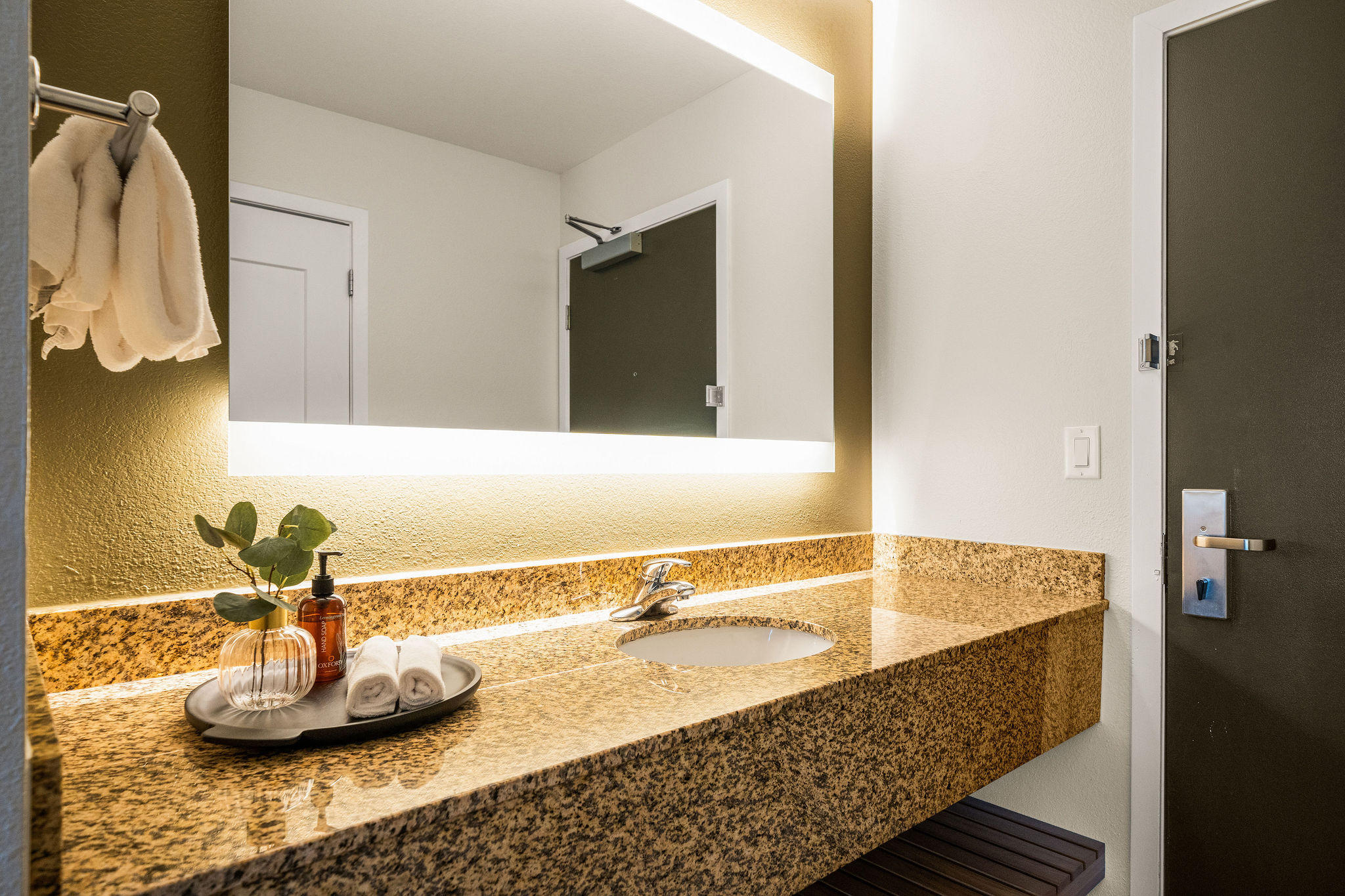 Фото Oxford Suites Redding