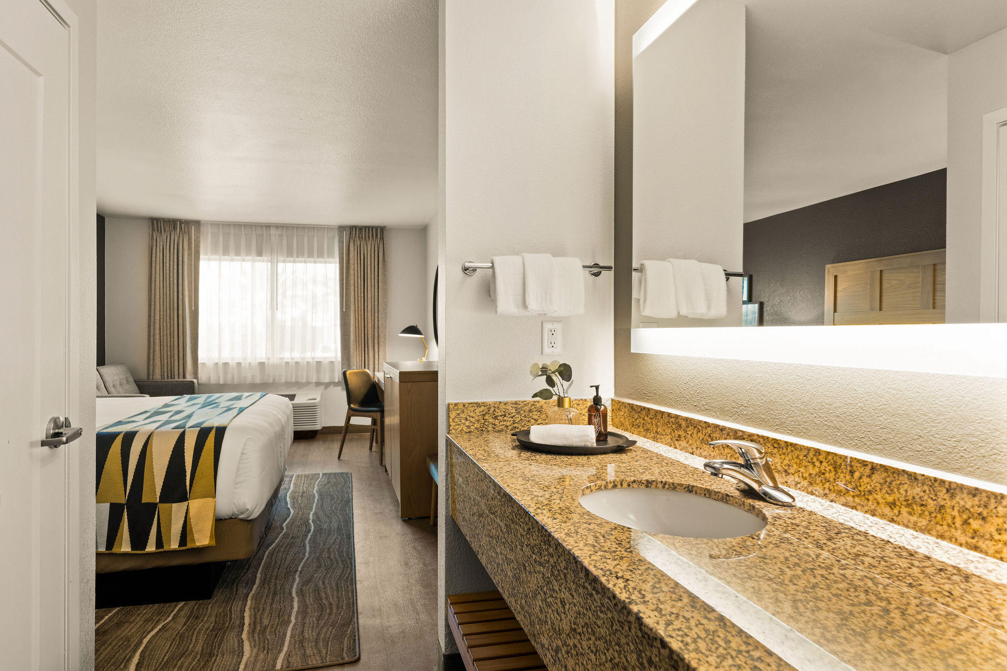 Фото Oxford Suites Redding