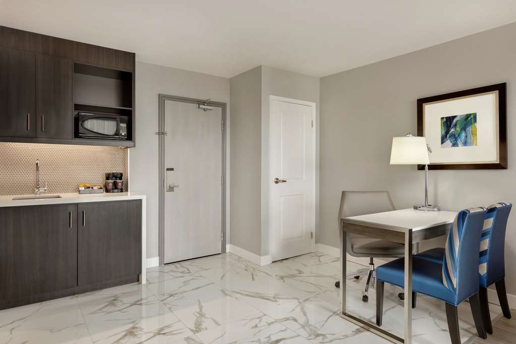 Фото Embassy Suites by Hilton Montreal Airport