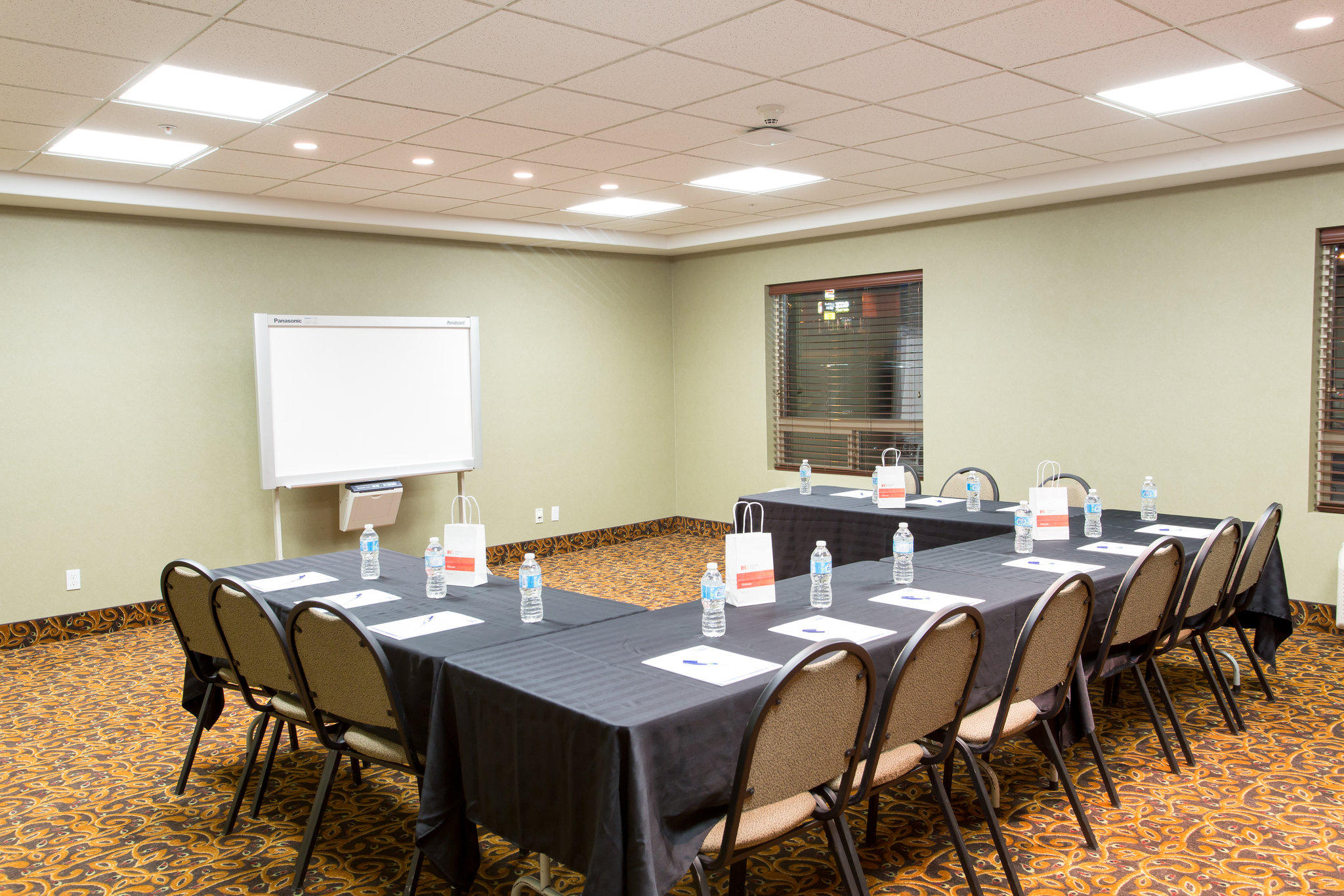 Фото Holiday Inn Express & Suites Drayton Valley