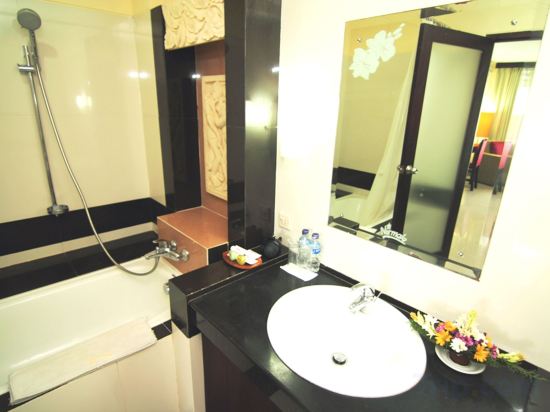 Фото Nirmala Hotel and Convention Centre